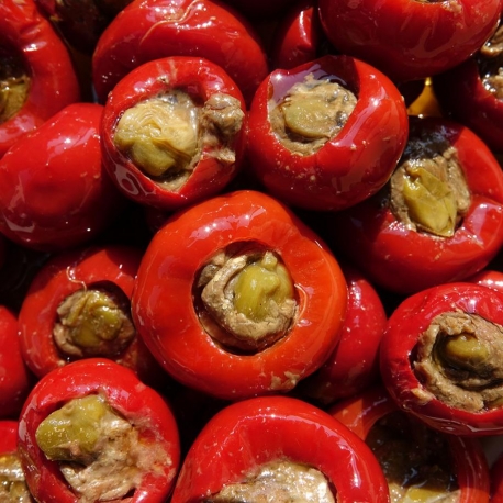 immagine Peperoncini farciti con acciughe e capperi sott'olio